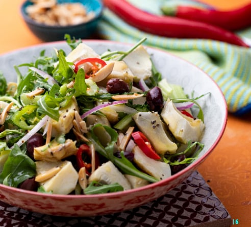 סלט ארטישוק עם זיתים שחורים, בצל סגול, סלרי ורוקט